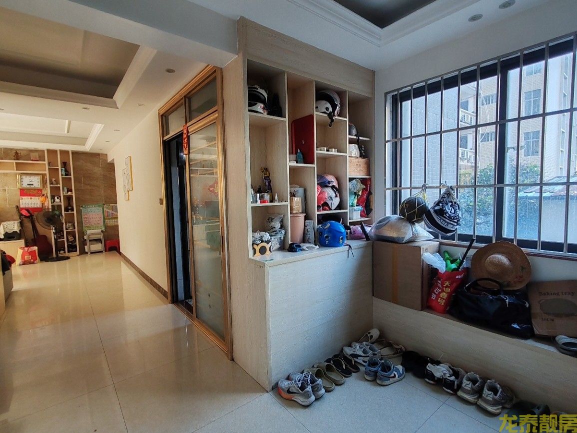 香槟壹号电梯南北对流精装三房送家私家电