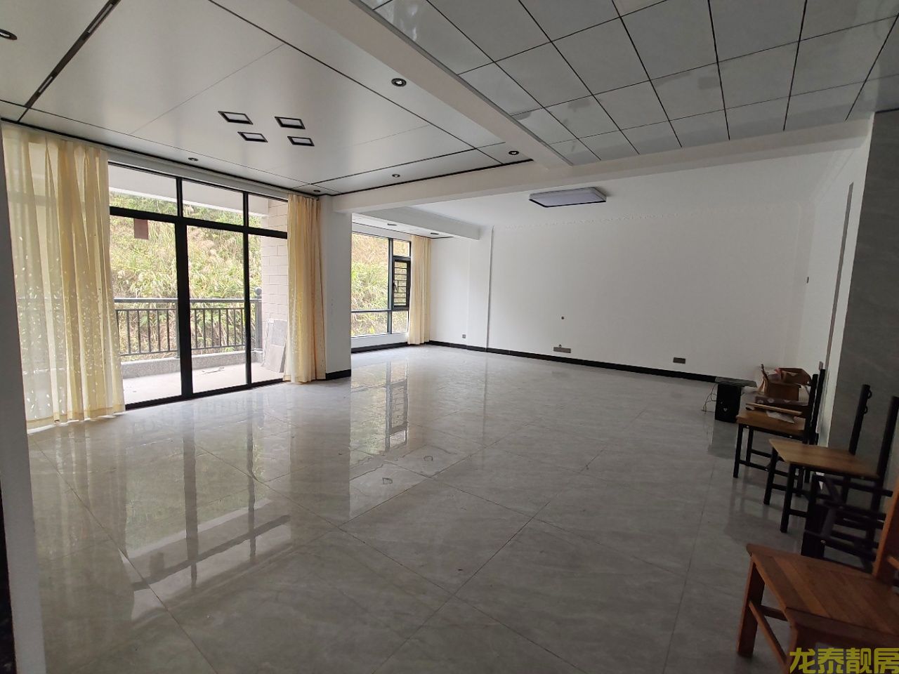 南校旁精装办公房出租！